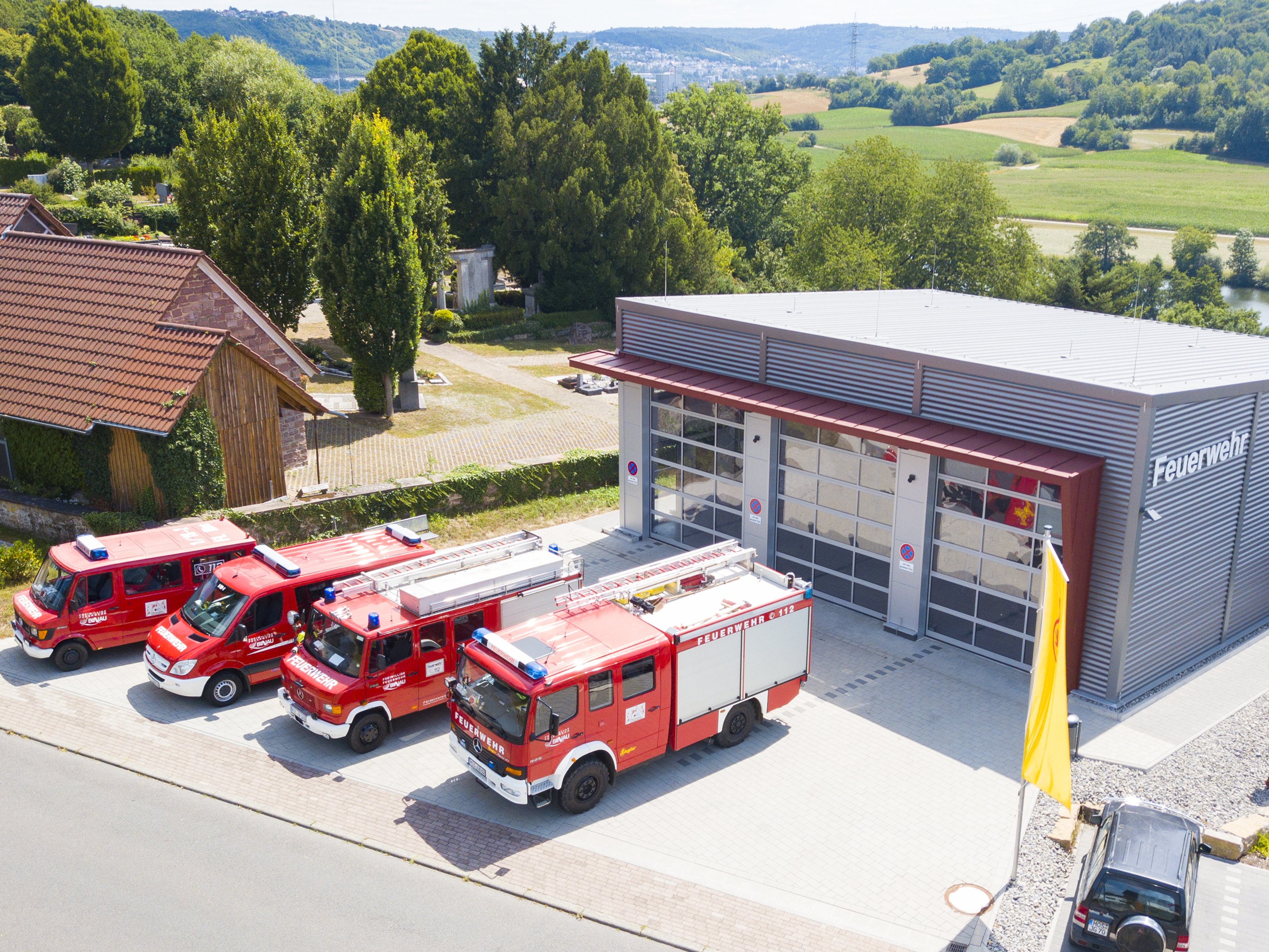 Feuerwehrhaus Binau mit den Fahrzeugen